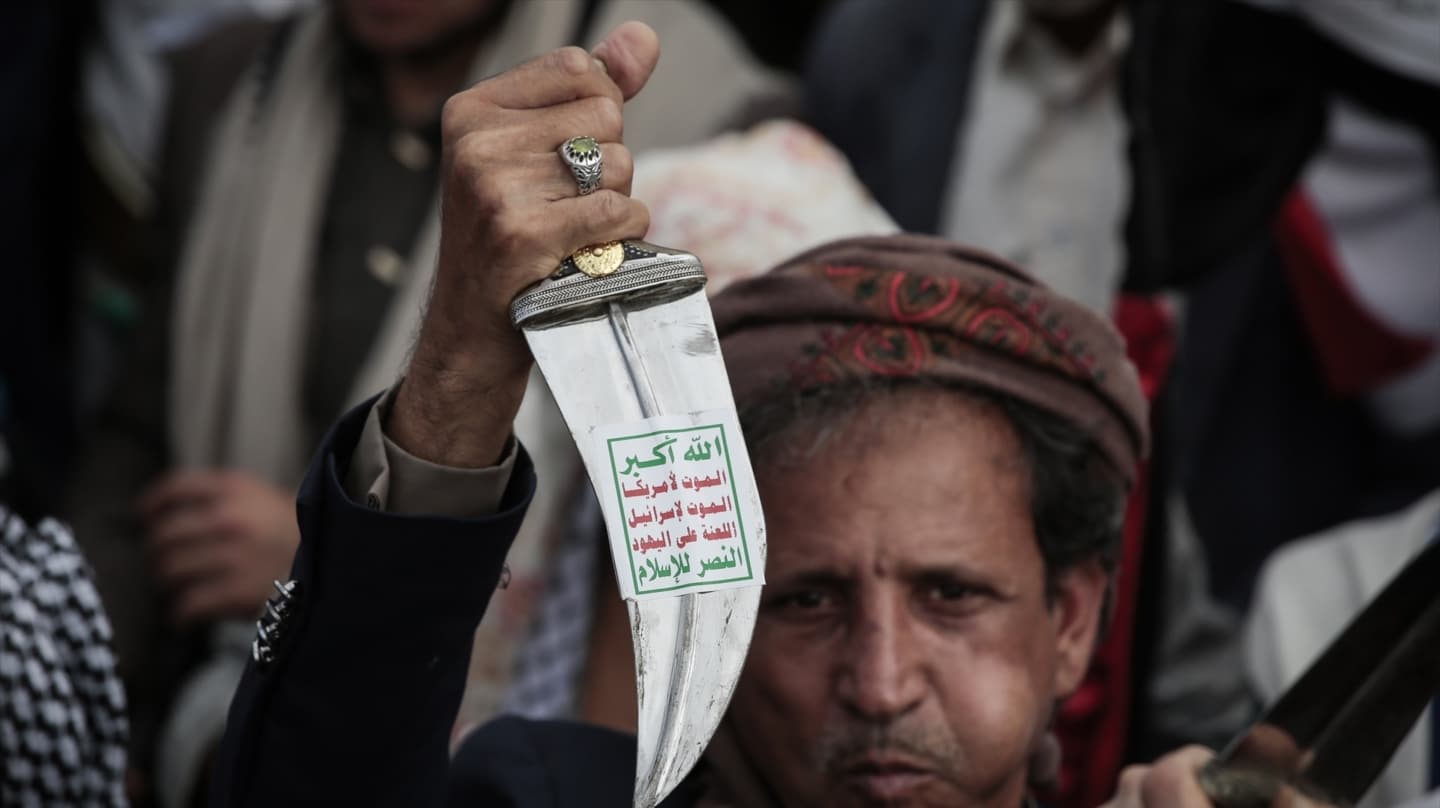 Un simpatizante hutí porta una daga con un mensaje de "muerte a Israel" hace un año en una manifestación