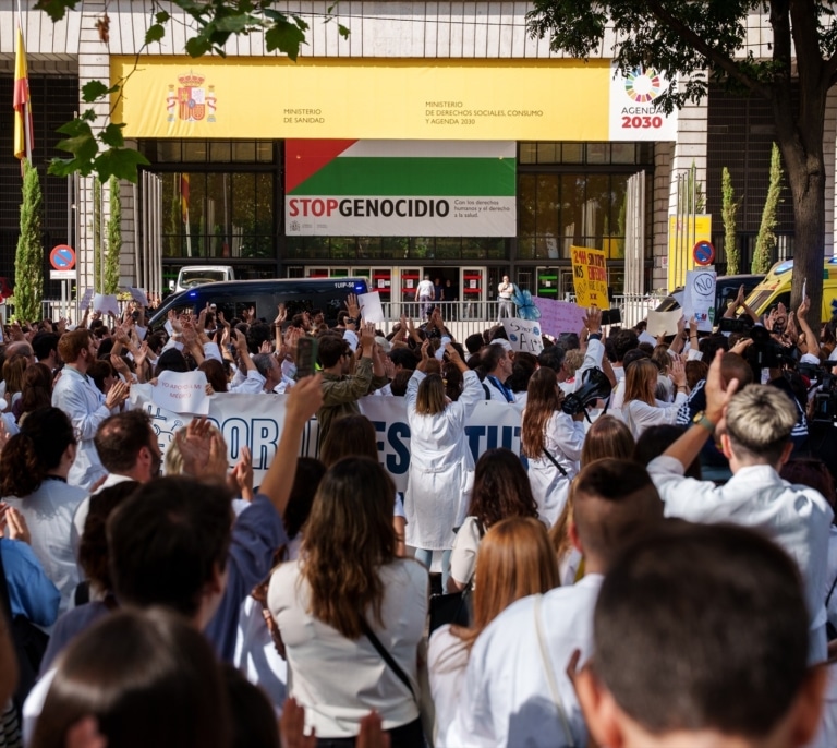 Los médicos convocan huelga indefinida desde el 28 de octubre para exigir un Estatuto Marco propio
