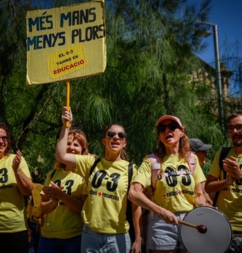Marea docente en Barcelona: miles de profesores exigen soluciones ante la "emergencia [...]