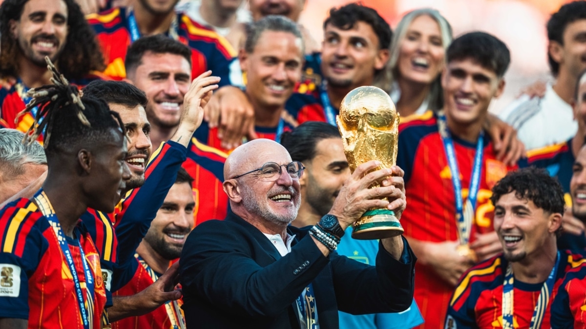 Luis de la Fuente levantando la Copa del Mundo 2026
