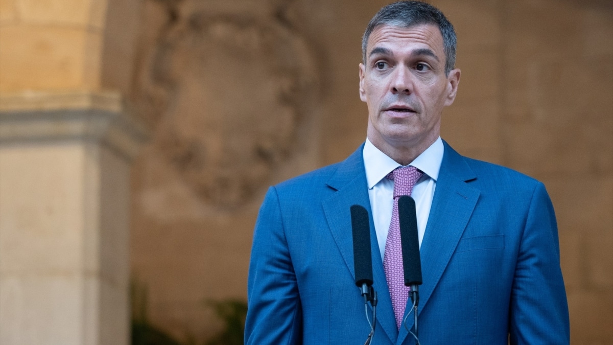 Pedro Sánchez comparece tras su despacho con el rey Felipe VI en Palma.