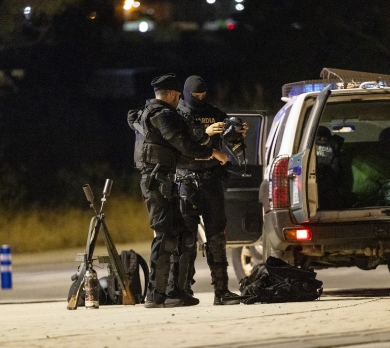La Guardia Civil y la Policía blindan el puerto de Melilla ante el riesgo de polizones tras la presión migratoria