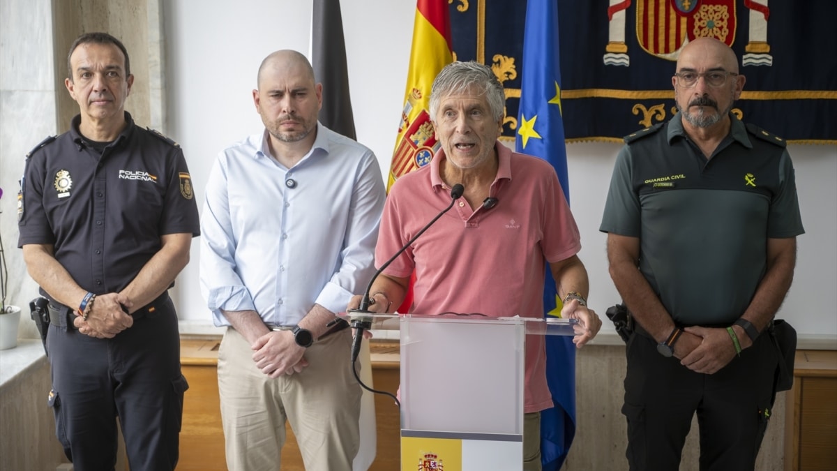 El ministro del Interior, Fernando Grande-Marlaska (2i), acompañado del delegado del Gobierno en Ceuta, Miguel Ángel Pérez (2i), ofrece declaraciones a los medios, en la sede de la Delegación del Gobierno, a 1 de agosto de 2026 en Ceuta