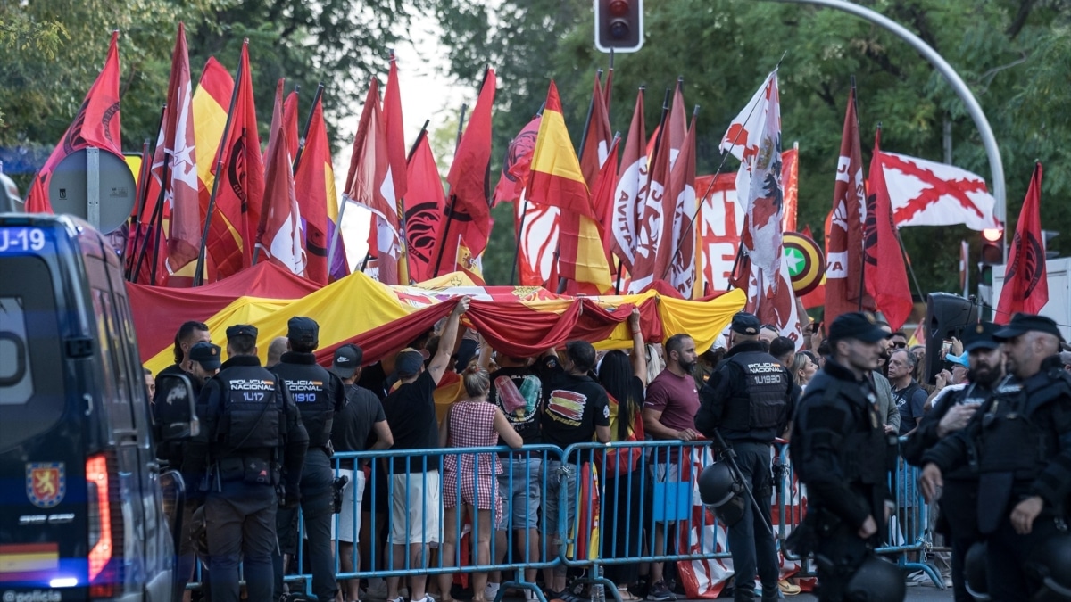 Decenas de personas se manifiestan ante la embajada de Marruecos en Madrid