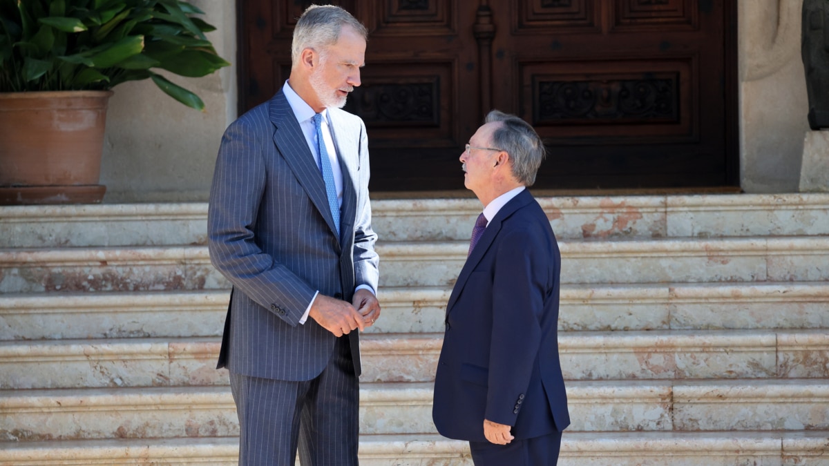 (Foto de ARCHIVO) El Rey VI junto a Juan Jesús Vivas Lara, presidente de la Ciudad Autónoma de Ceuta, en el Palacio de Marivent, a 6 de agosto de 2026, en Palma de Mallorca (Islas Baleares, España). El Rey Felipe VI recibe en el Palacio de Marivent de Palma al presidente de Ceuta, Juan Jesús Vivas, para departir sobre la crisis originada a raíz de la entrada de más de 70.000 migrantes procedentes de Marruecos en la ciudad autónoma. Raúl Terrel / Europa Press 06/8/2026