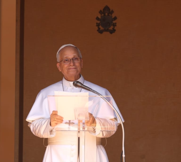 El papa sale del hospital cuatro días después de su operación y regresa al Vaticano
