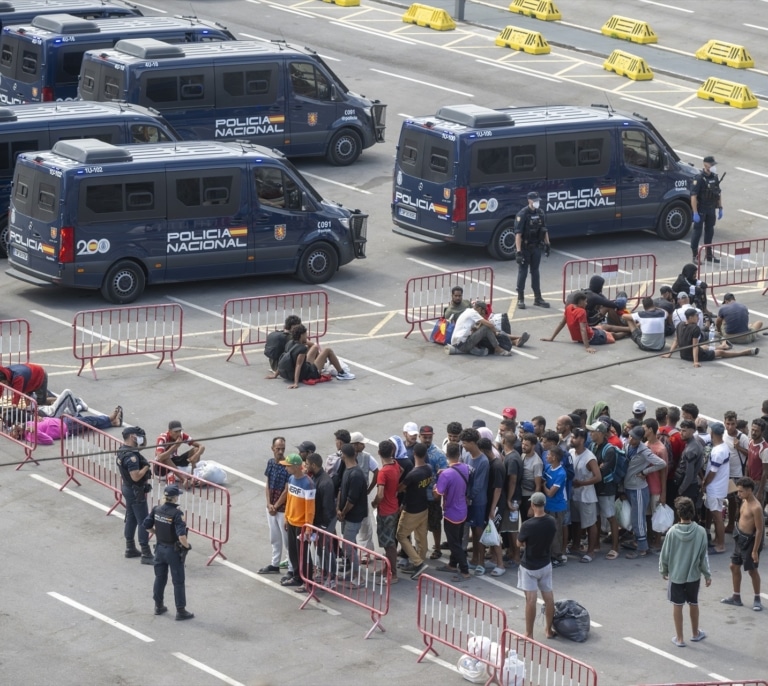 Policías denuncian que Interior busca "cabezas de turco" tras el informe sobre Ceuta: "Es acoso gubernamental"
