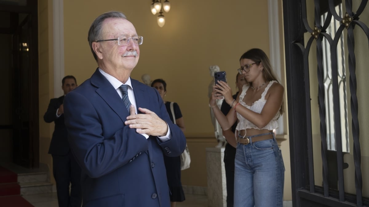 El presidente de Ceuta, Juan Jesús Vivas, antes de una reunión con la Fiscal General del Estado