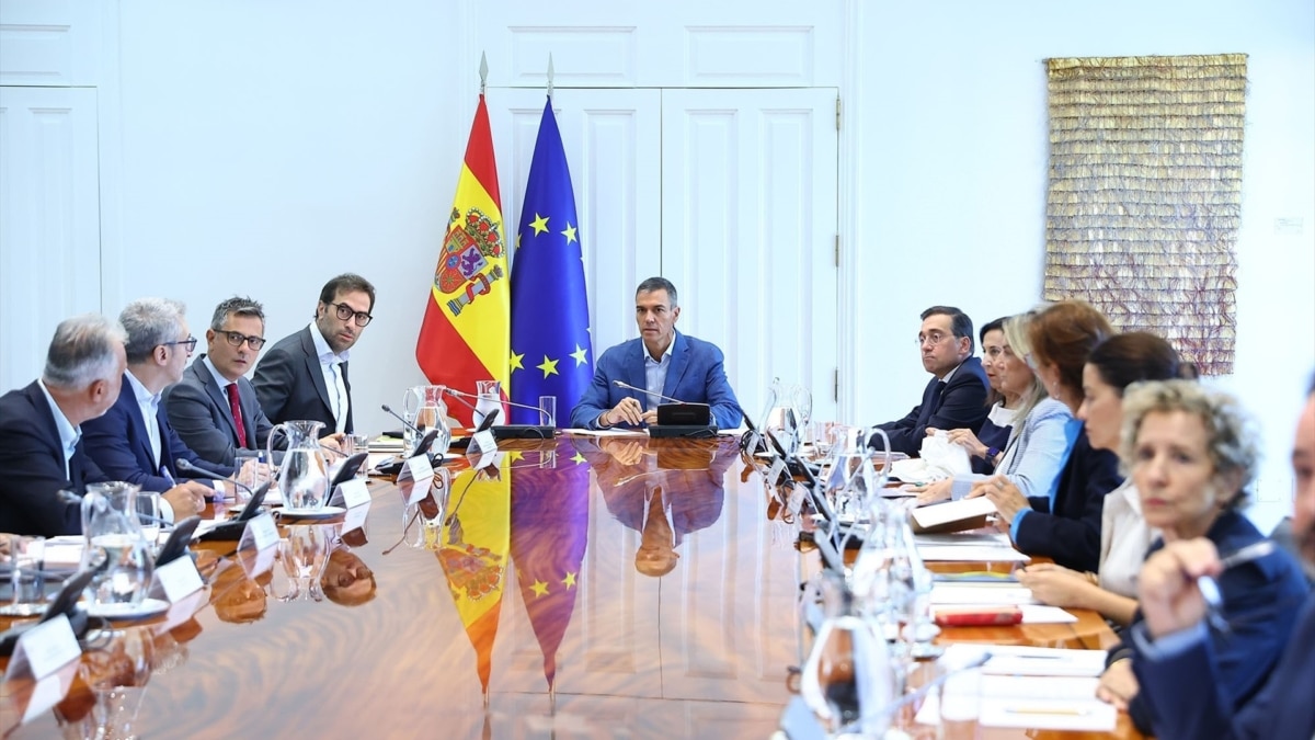 El jefe de Gabinete de Sánchez no contestó a las llamadas de alerta del Gobierno de Ceuta tres días antes de la entrada masiva