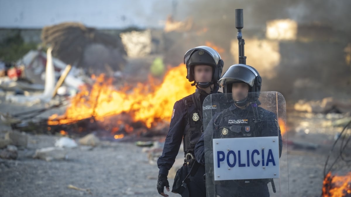 Policías durante una manifestación para protestar por la situación provocada por su llegada masiva, a 27 de agosto de 2026, en Ceuta