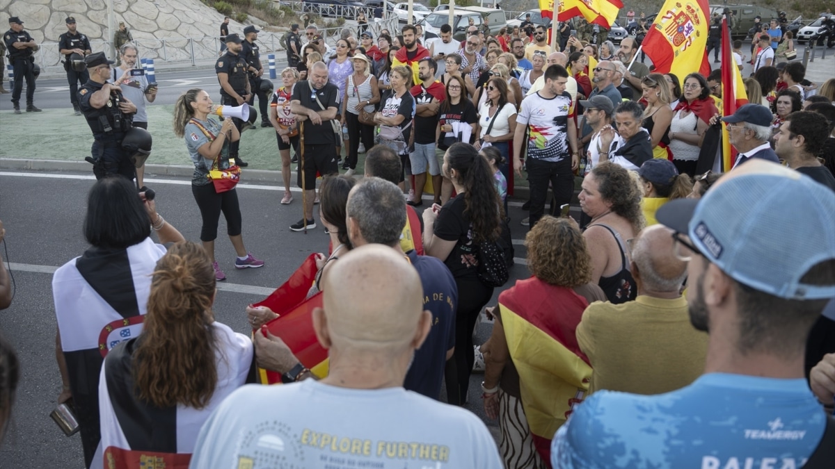 Decenas de personas durante una manifestación pacífica, a 29 de agosto de 2026