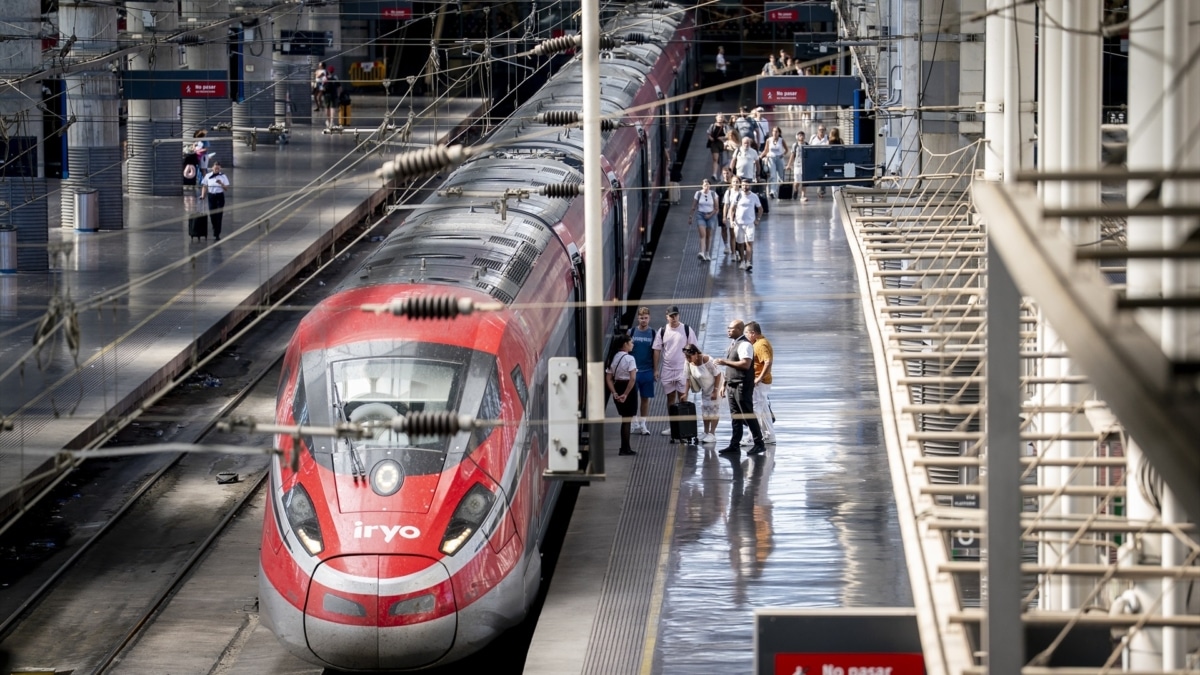 Viajeros en la Estación de Madrid - Puerta de Atocha - Almudena Grandes, a 30 de agosto de 2026