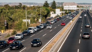 Las nuevas normas de la DGT que entran en vigor en octubre: así cambian los atascos, los adelantamientos y la circulación con nieve