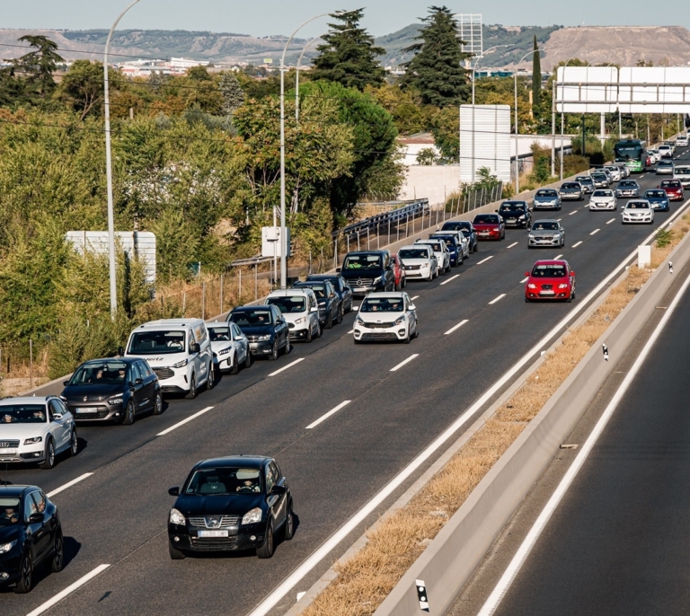 Las nuevas normas de la DGT que entran en vigor en octubre: así cambian los atascos, los adelantamientos y la circulación con nieve