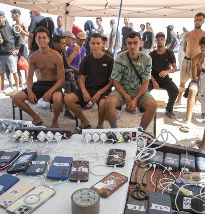 Los migrantes que entraron en Ceuta recibieron instrucciones para evitar la devolución: [...]
