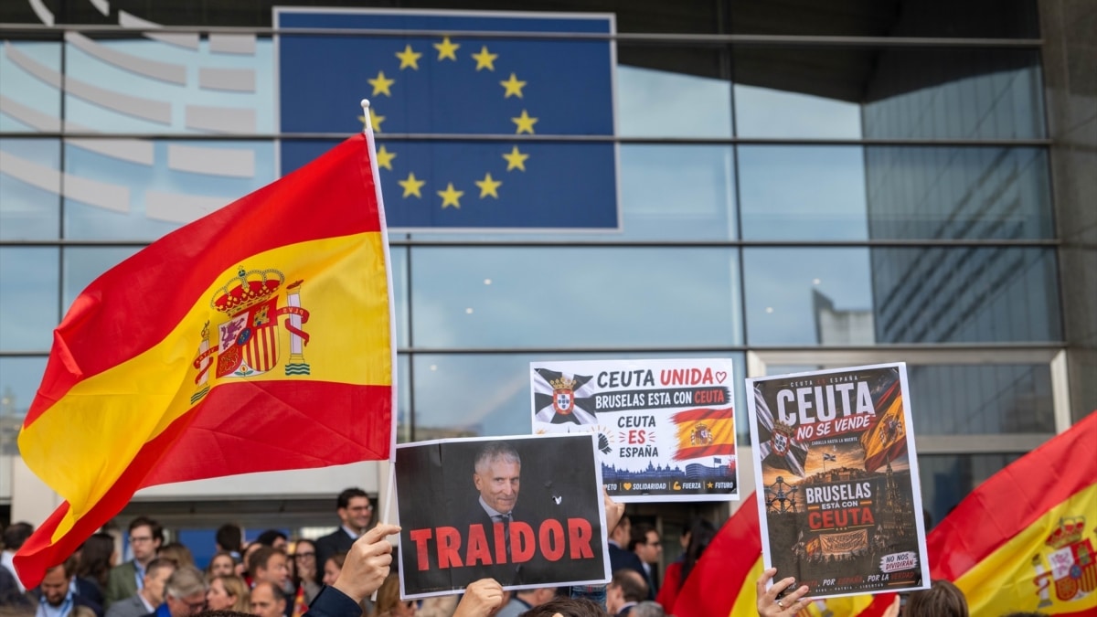 Varias personas sostienen banderas de España en Bruselas