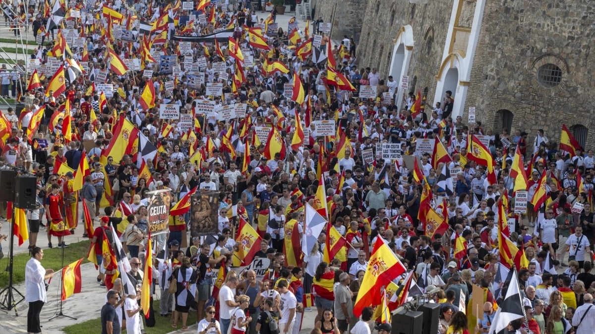 Decenas de personas durante una concentración para protestar por las consecuencias de la crisis migratoria