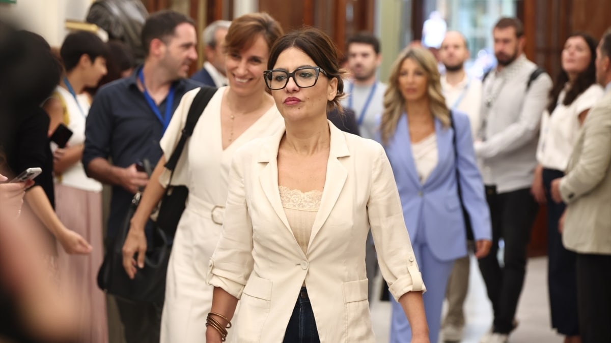 La ministra de Juventud e Infancia, Sira Rego, atiende a los medios a su llegada a una sesión plenaria