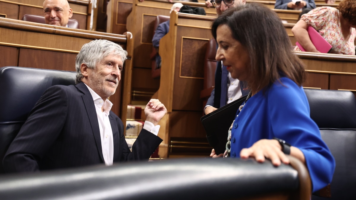 (Foto de ARCHIVO) El ministro del Interior, Fernando Grande-Marlaska, y la ministra de Defensa, Margarita Robles, a su llegada a una sesión plenaria en el Congreso de los Diputados, a 3 de septiembre de 2026, en Madrid (España). Sánchez comparece este jueves ante el Pleno del Congreso para informar sobre la gestión del Ejecutivo en relación con los hechos ocurridos en Ceuta desde el pasado 30 de julio y sobre la situación que atraviesa la ciudad autónoma. Eduardo Parra / Europa Press 03/9/2026
