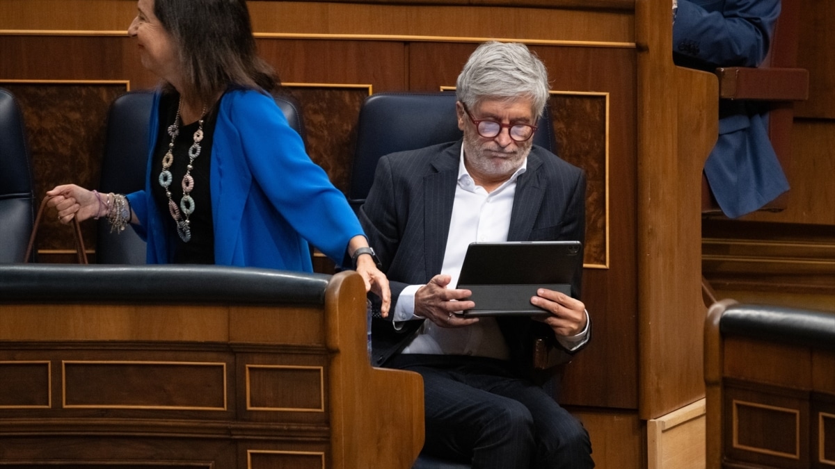 La ministra de Defensa, Margarita Robles, y el ministro del Interior, Fernando Grande-Marlaska, durante una sesión plenaria en el Congreso de los Diputados.