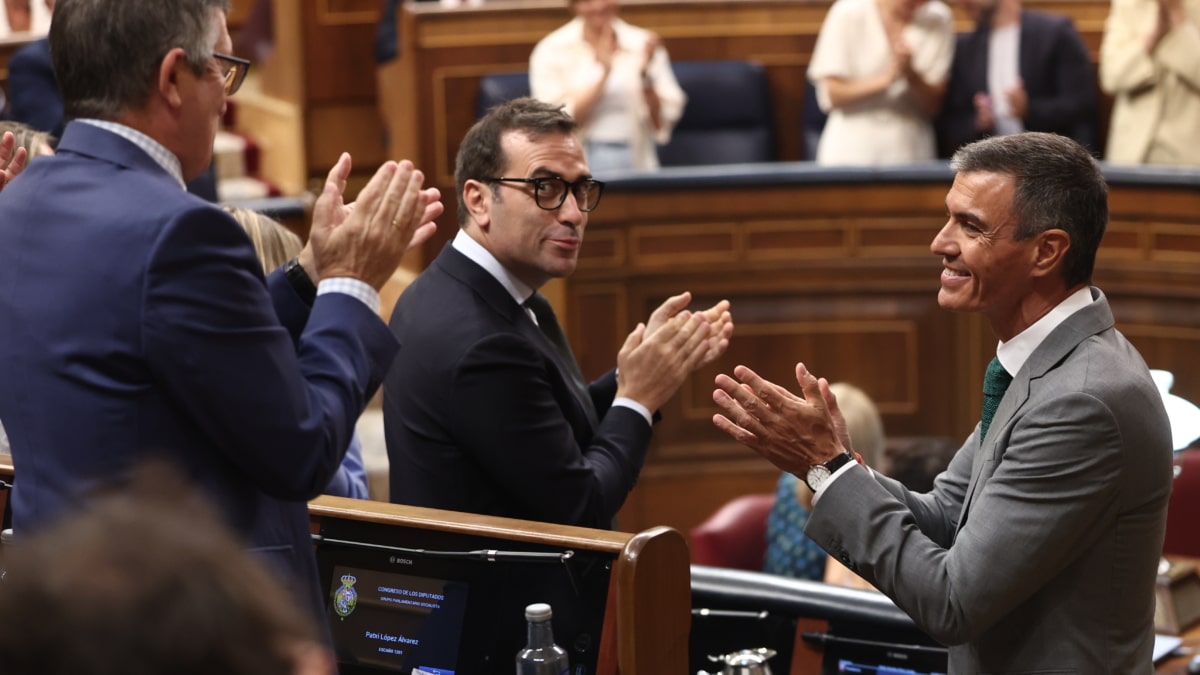 (I-D) El portavoz del PSOE en el Congreso, Patxi López; el vicepresidente primero y ministro de Economía, Comercio y Empresa, Carlos Cuerpo; y el presidente del Gobierno, Pedro Sánchez; durante una sesión plenaria en el Congreso de los Diputados, a 3 de septiembre de 2026, en Madrid (España). Sánchez comparece este jueves ante el Pleno del Congreso para informar sobre la gestión del Ejecutivo en relación con los hechos ocurridos en Ceuta desde el pasado 30 de julio y sobre la situación que atraviesa la ciudad autónoma. Eduardo Parra / Europa Press 03/9/2026