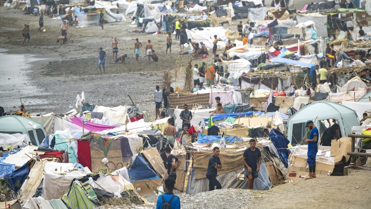 Centenares de migrantes acampan en la playa del Trampolín, a 3 de septiembre de 2026