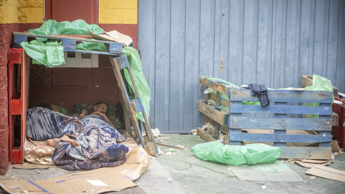 Varios inmigrantes acampados en la calle, a 5 de septiembre de 2026, en Ceuta
