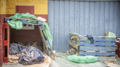 900 euros por dormir en un garaje y 6.000 por llegar a la Península: así hacen negocio las mafias con los migrantes en Ceuta