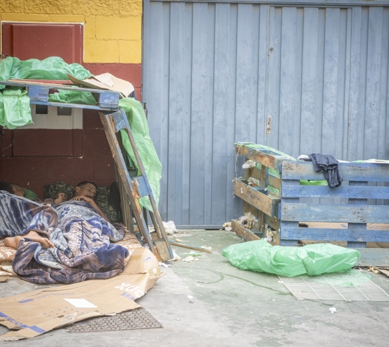 900 euros por dormir en un garaje y 6.000 por llegar a la Península: así hacen negocio las mafias con los migrantes en Ceuta