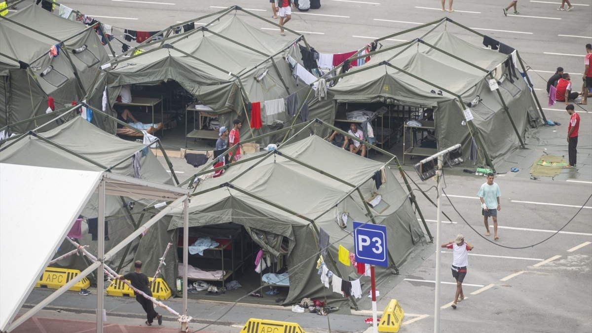 Carpas del Gobierno para la "atención humanitaria" de migrantes en Ceuta, en una imagen de archivo.