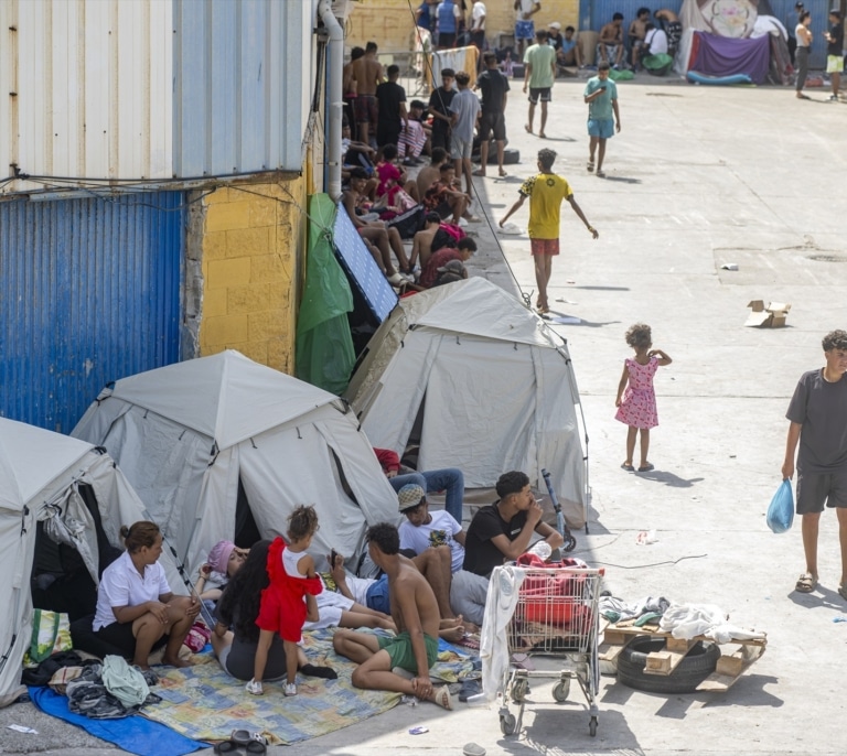 Un incendio arrasa 42 chabolas en Ceuta y obliga a desalojar a cientos de migrantes
