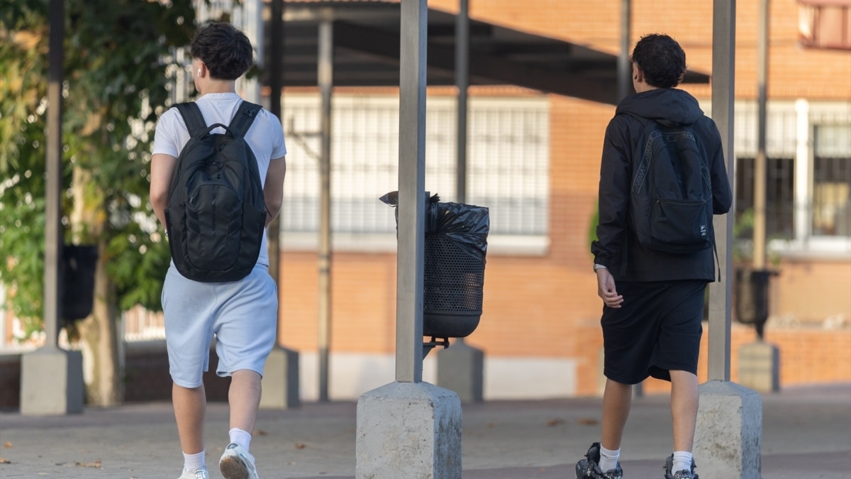 Alumnos camino del instituto en Madrid.