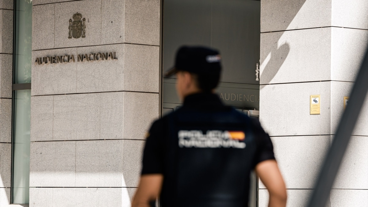 Un agente de la Policía Nacional en la puerta de la Audiencia Nacional.