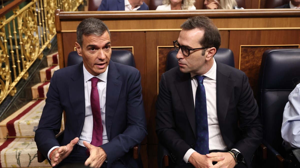 El presidente del Gobierno, Pedro Sánchez, y el vicepresidente primero y ministro de Economía, Comercio y Empresa, Carlos Cuerpo.