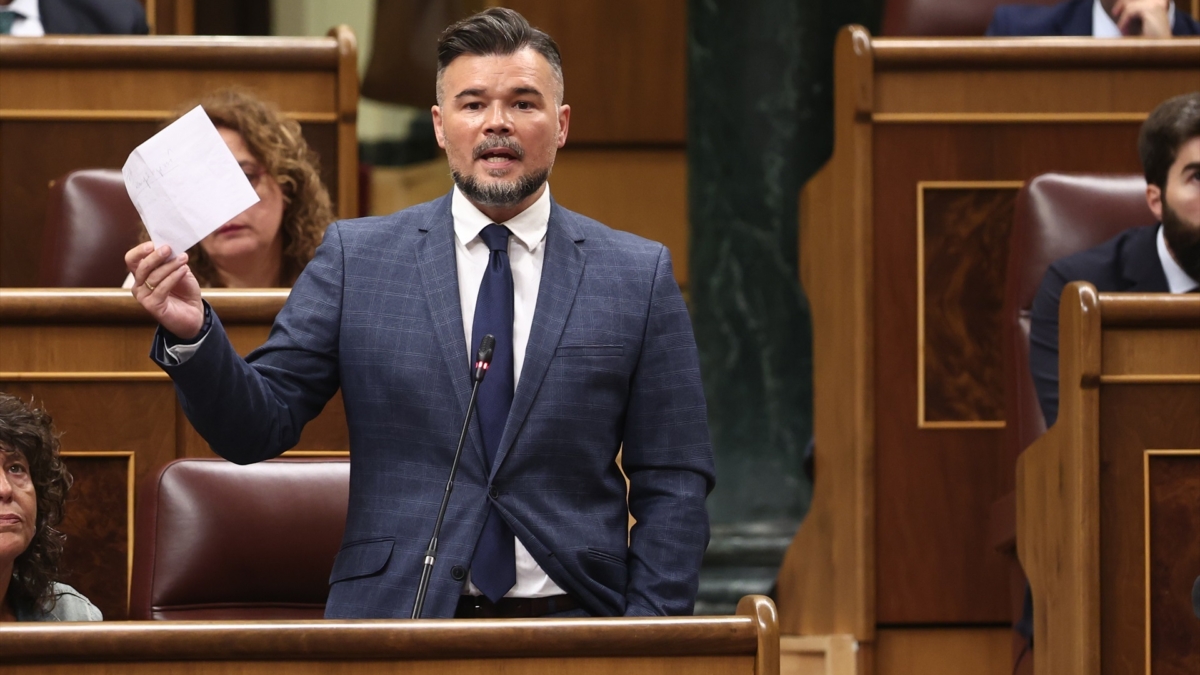 El portavoz de ERC en el Congreso, Gabriel Rufian, interviene durante una sesión plenaria en el Congreso de los Diputados,