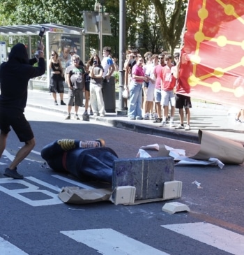 La Ertzaintza investiga la 'decapitación' de una figura de Felipe VI por [...]