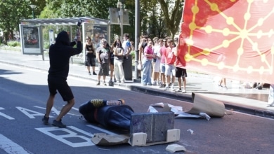 La Ertzaintza investiga la 'decapitación' de una figura de Felipe VI por parte de las juventudes de Sortu