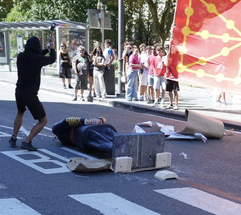 La Ertzaintza investiga la 'decapitación' de una figura de Felipe VI por parte de las juventudes de Sortu