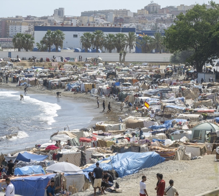 Así sigue la playa de El Trampolín en Ceuta tras la avalancha al puerto