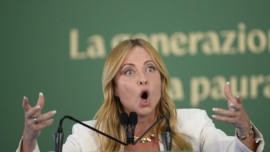 Meloni: "No es posible que en un aula italiana los niños italianos se sientan desplazados por ser minoría"