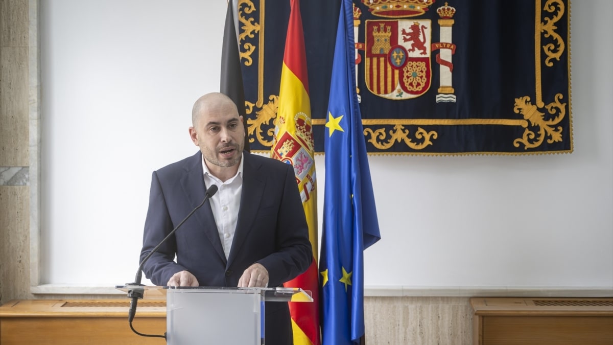 Delegados del Gobierno con sombra y botijo