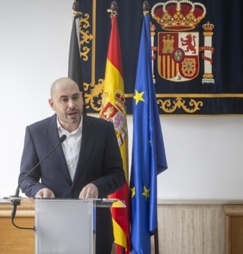 Delegados del Gobierno con sombra y botijo