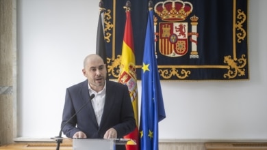 Delegados del Gobierno con sombra y botijo