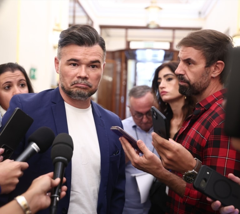 Rufián a Otegi tras su encuentro con Puigdemont: "Pues dile que vote los Decretos, Arnaldo"