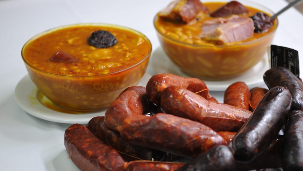 El auténtico restaurante asturiano de La Latina que aparece en 'La bola negra' de Los Javis y prepara la mejor fabada de Madrid 