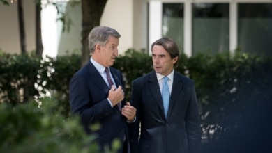 Aznar defiende el patriotismo de Feijóo frente a Abascal: "No le hace falta disfrazarse de capitán de los Tercios"