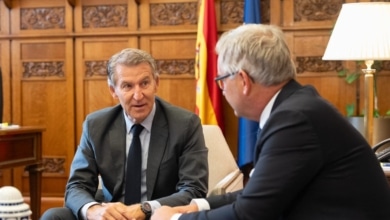 Feijóo pide al comisario de Migraciones de la UE que "medie" con Marruecos para acelerar las devoluciones de migrantes de Ceuta