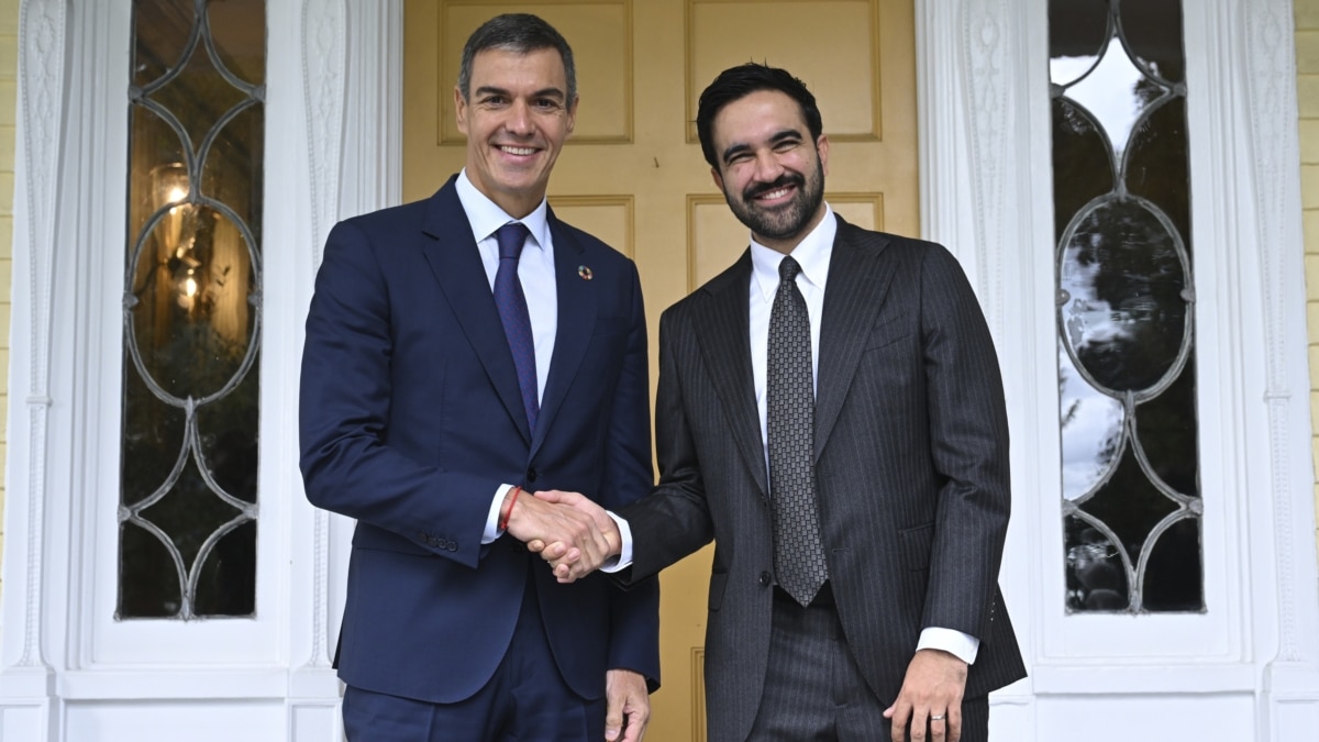 FOTODELDÍA - NUEVA YORK, 23/09/2026.- El presidente del Gobierno español, Pedro Sánchez (izda), saluda al alcalde de Nueva York, Zohran Mamdani, durante un acto organizado por el alcalde neoyorquino, bajo el título 'Construir una economía para la mayoría'. EFE/Pool Moncloa/Borja Puig de la Bellacasa - SÓLO USO EDITORIAL - SOLO USO PERMITIDO PARA ILUSTRAR LA NOTICIA QUE APARECE EN EL PIE DE FOTO?- CRÉDITO OBLIGATORIO?