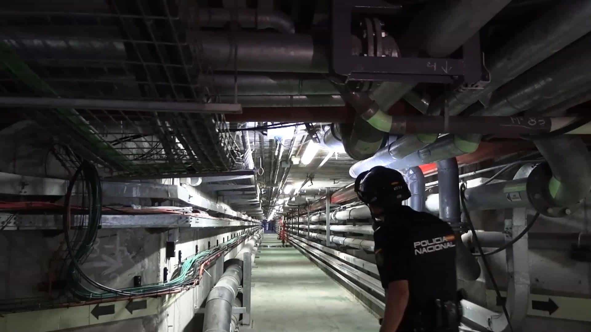 Un agente inspecciona las instalaciones del complejo de la Fórmula 1 en Madrid.