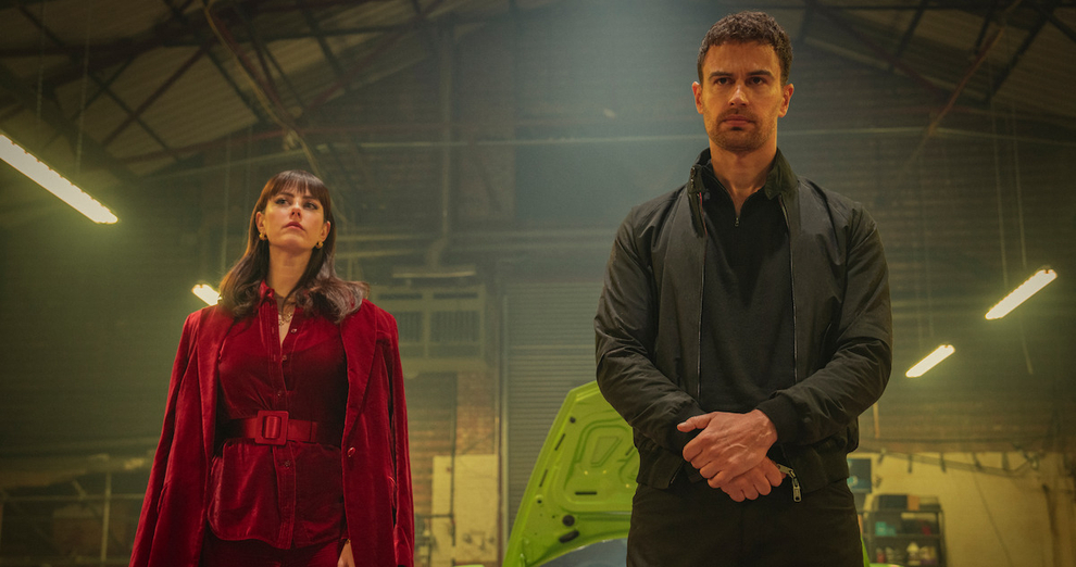 Susie Glass (Kaya Scodelario) y Eddie Halstead (Theo James) en 'The Gentlemen: La serie'